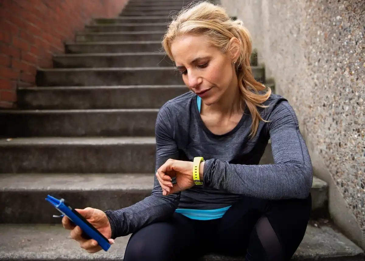 dutch people using smartwatch in daily life