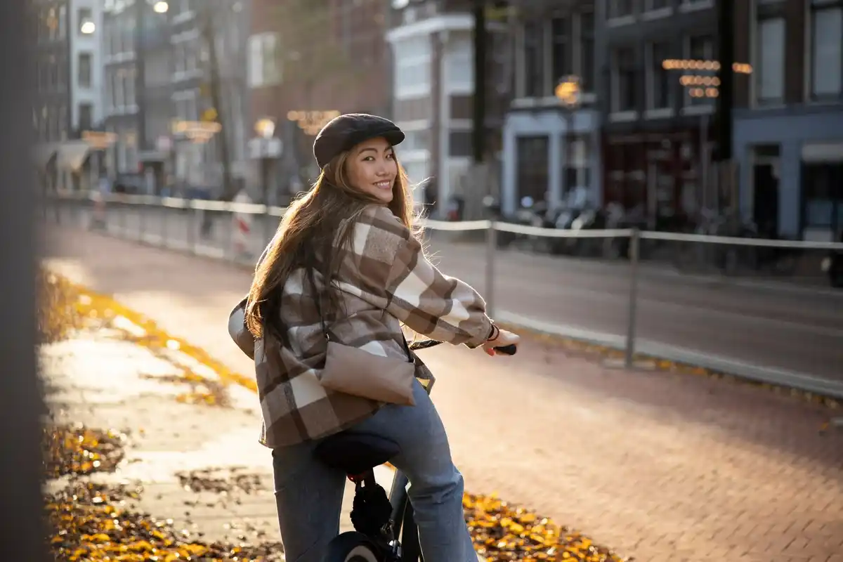 dutch millennial commuter tired city life
