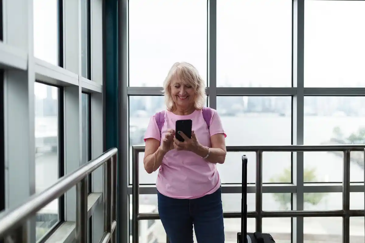elderly dutch people using smartphones with confidence