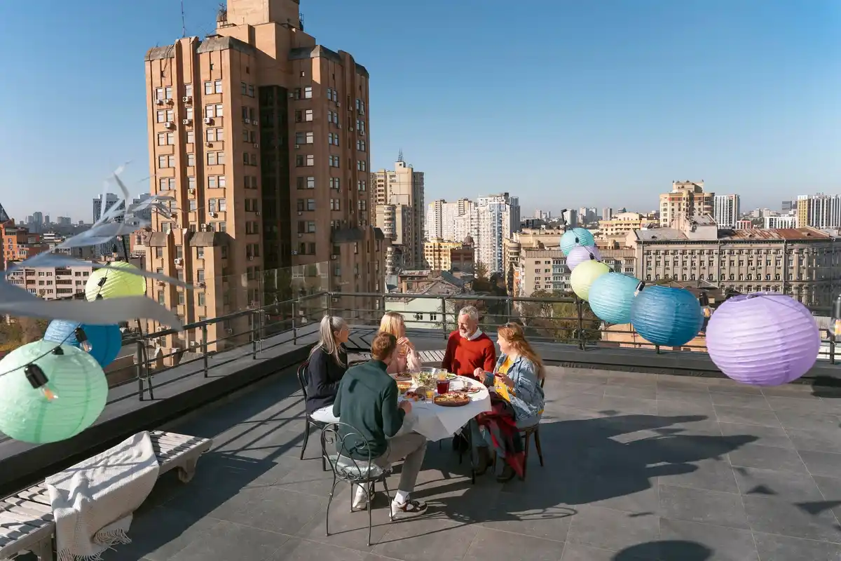 hand wijst naar saturnus aan hemel vanaf nederlandse stad balkon