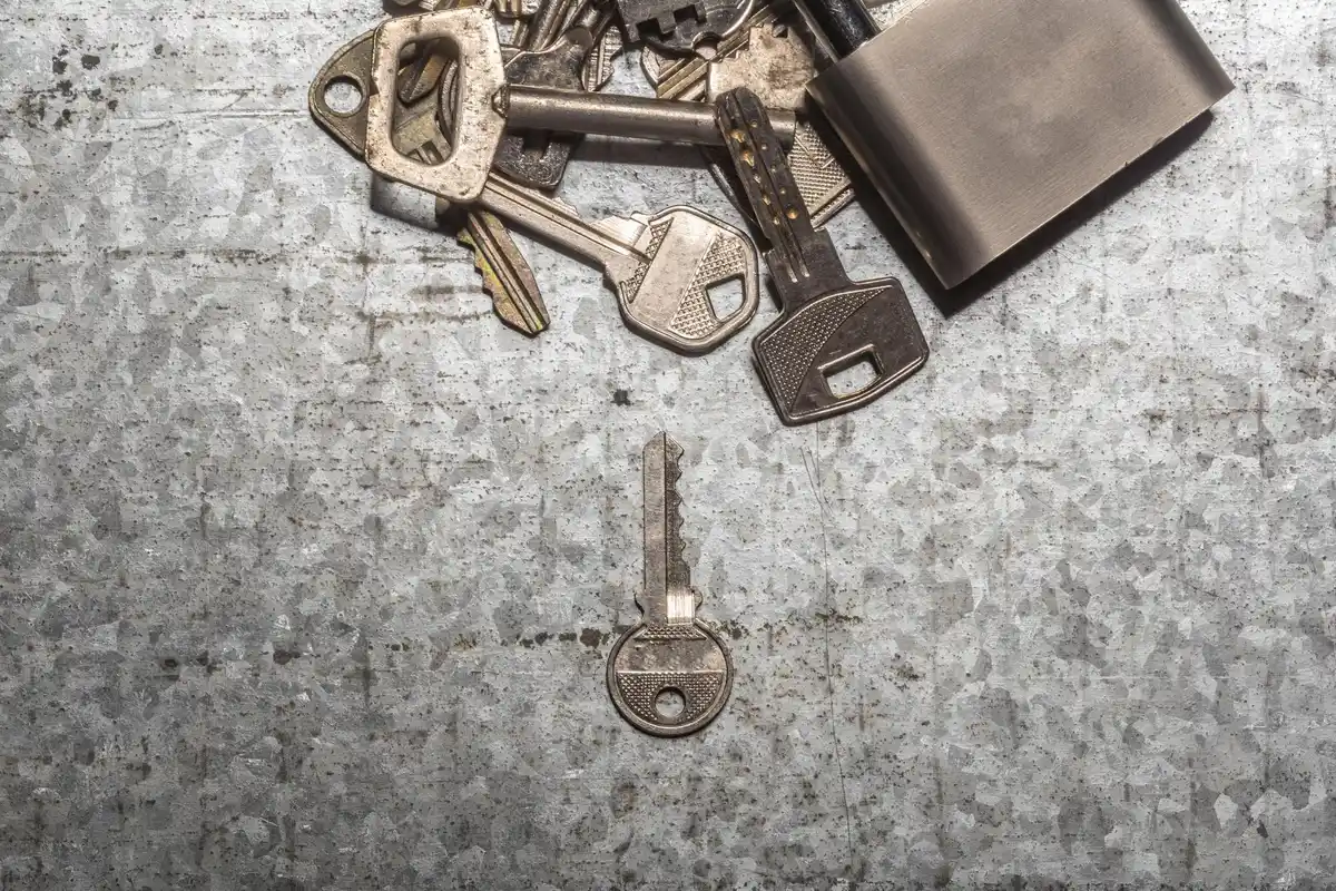 dutch lost house keys on table