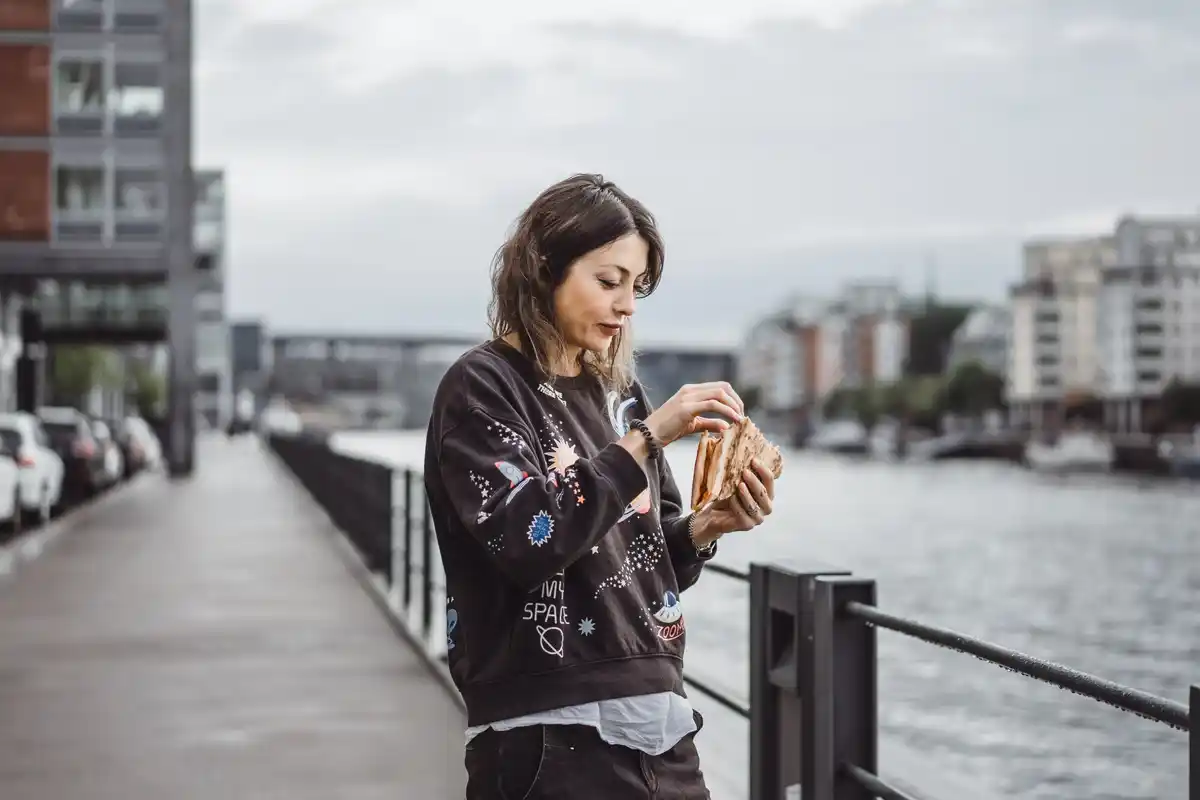 dutch person using smartphone and forgetting things