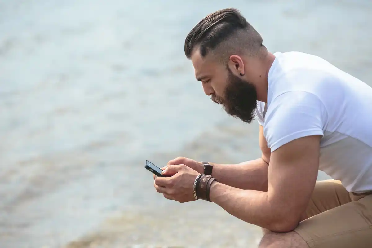 man zonder smartphone staart naar de lucht buiten