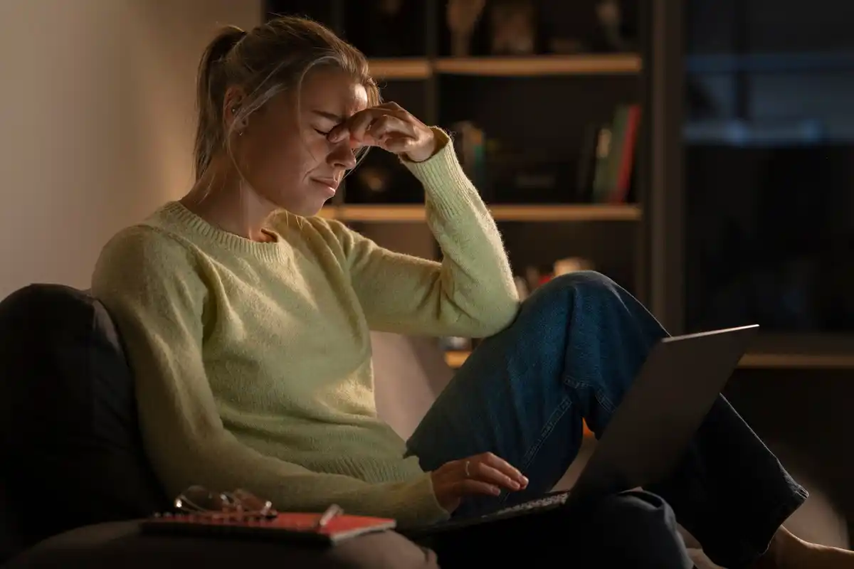 frustrated businesswoman losing focus computer at home