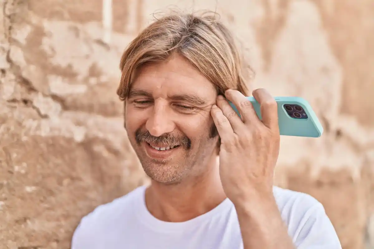 man using smart contact lenses in daily life Netherlands