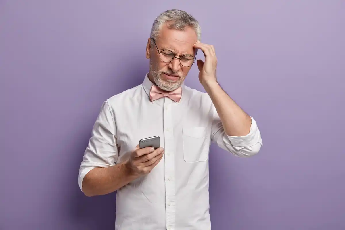 dutch person stressed smartphone memory loss