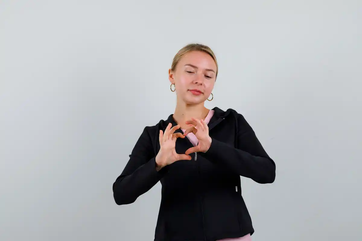 body language hand gesture lie detection
