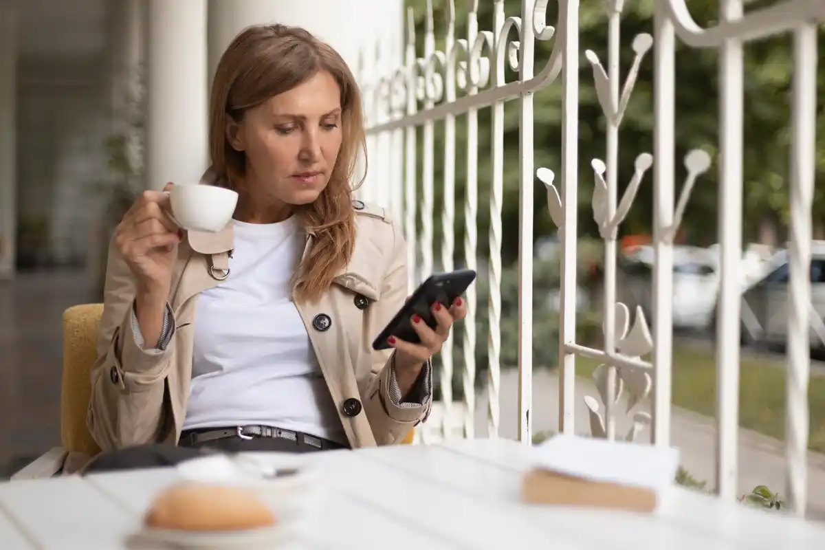 dutch woman smartphone security vpn cafe