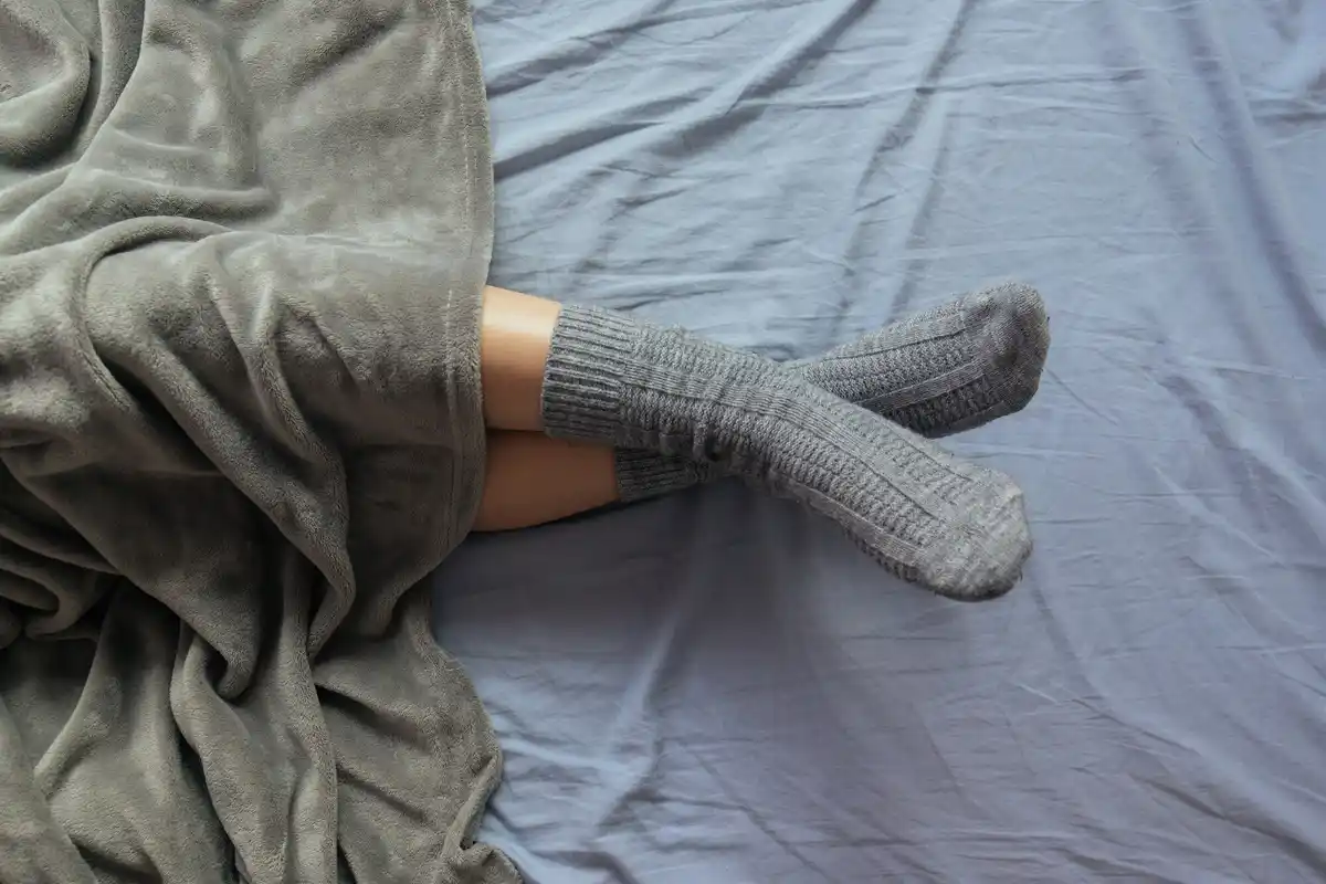 sleeping with socks in bed