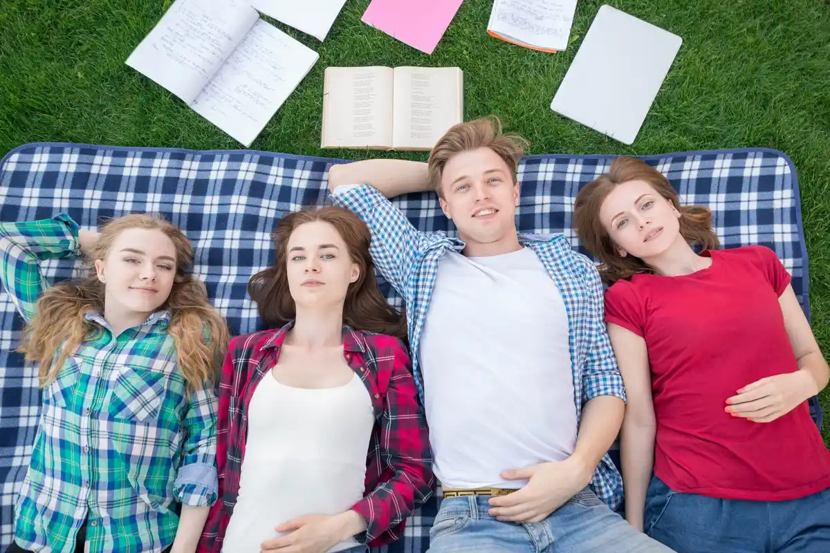 slowakije examenfeest mensen lachen samen universiteit