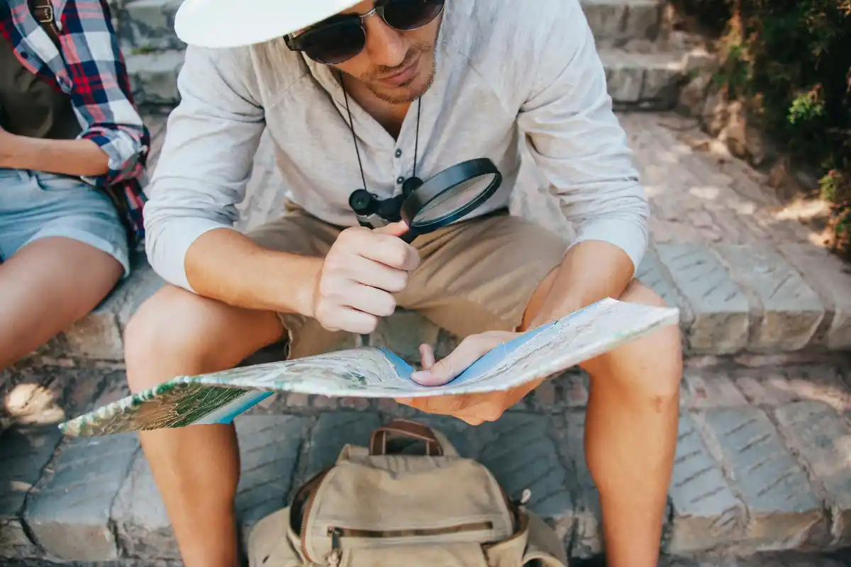 Dutch treasure hunter old map search