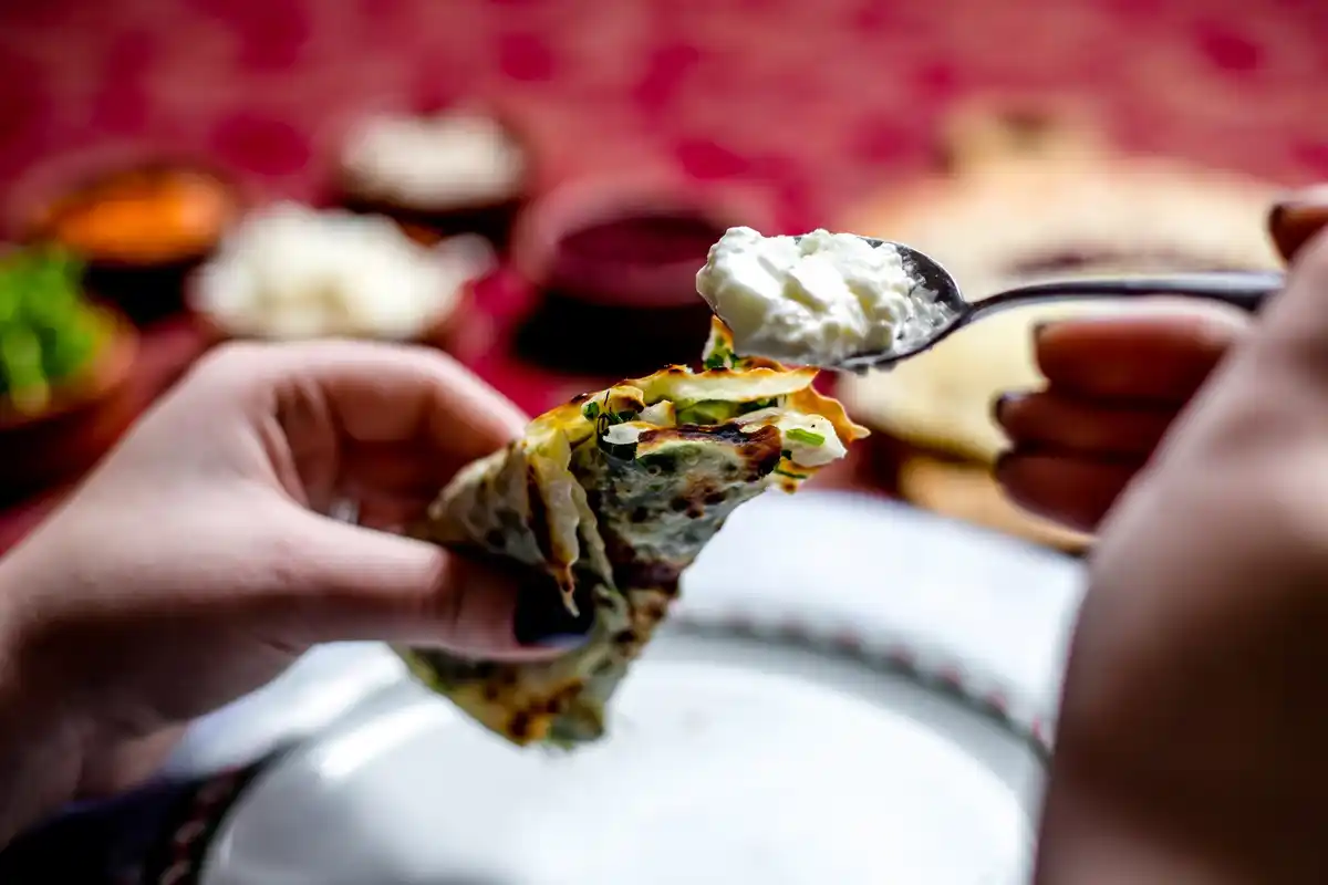 eating food with left hand in India
