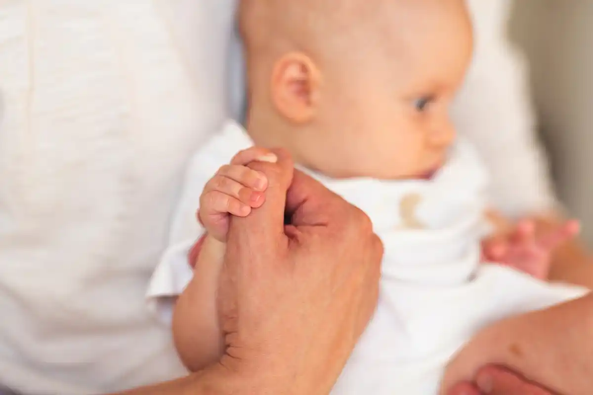 baby gripping adult finger instinct evolution