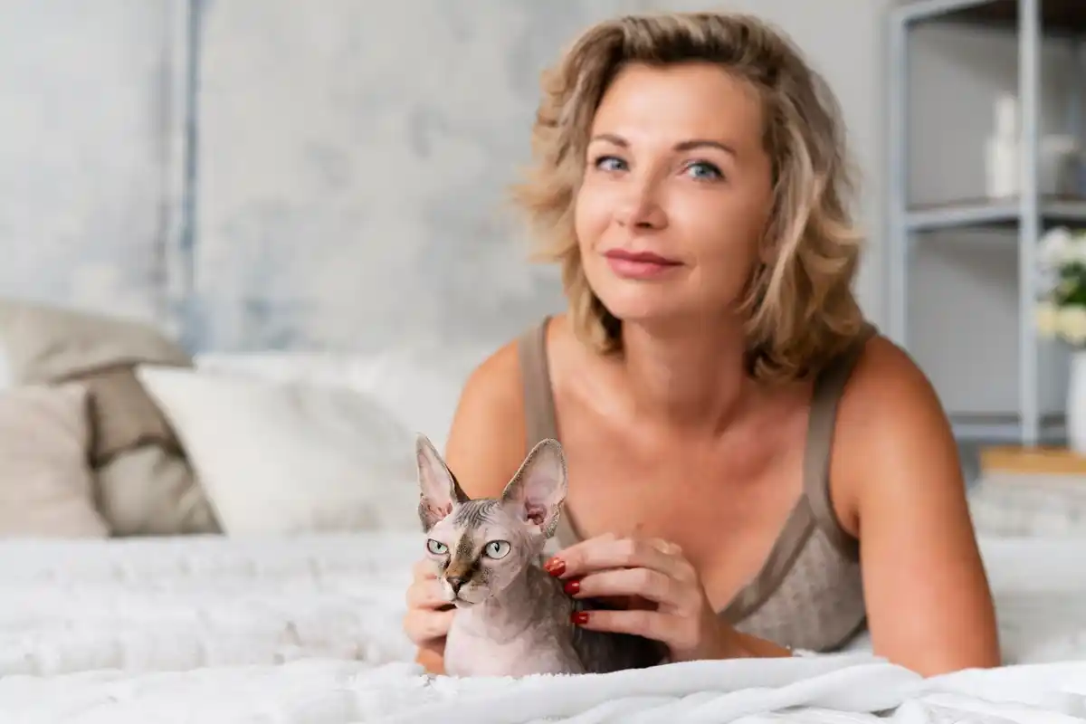 cat slow blinking owner home Netherlands