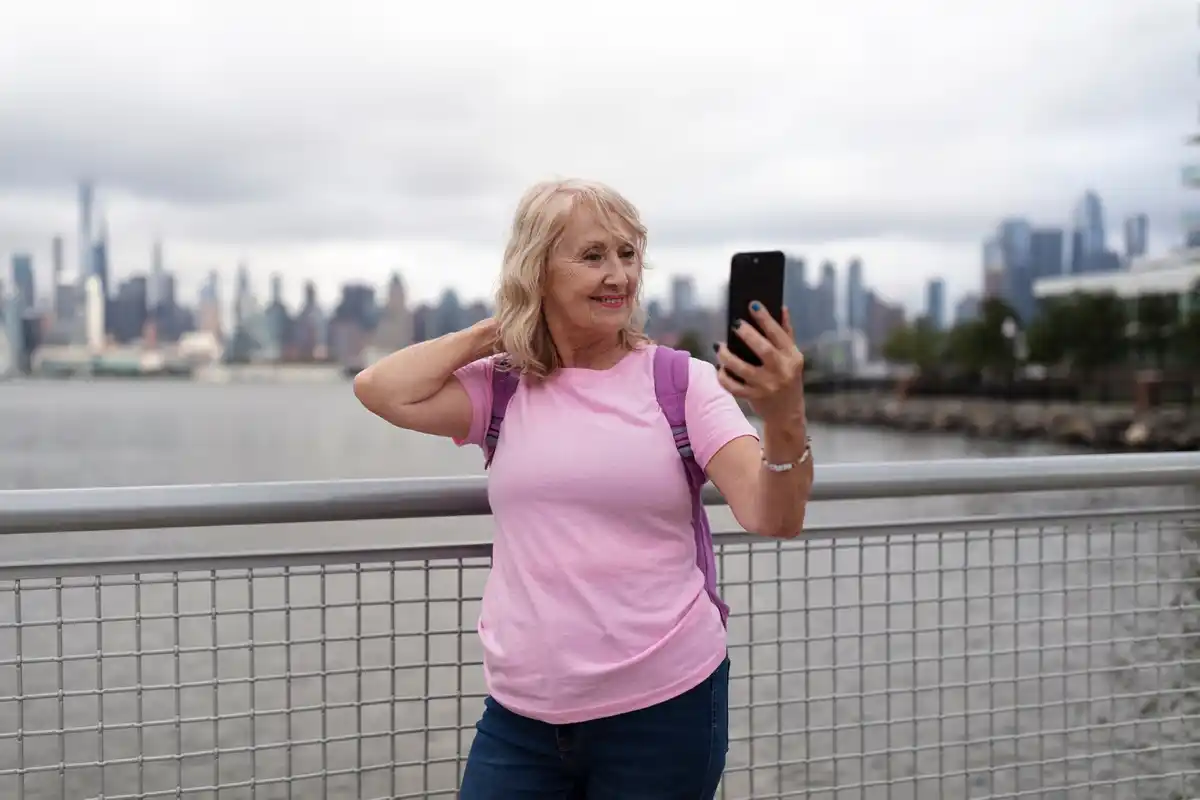 dutch seniors using smartphone for tiktok viral videos