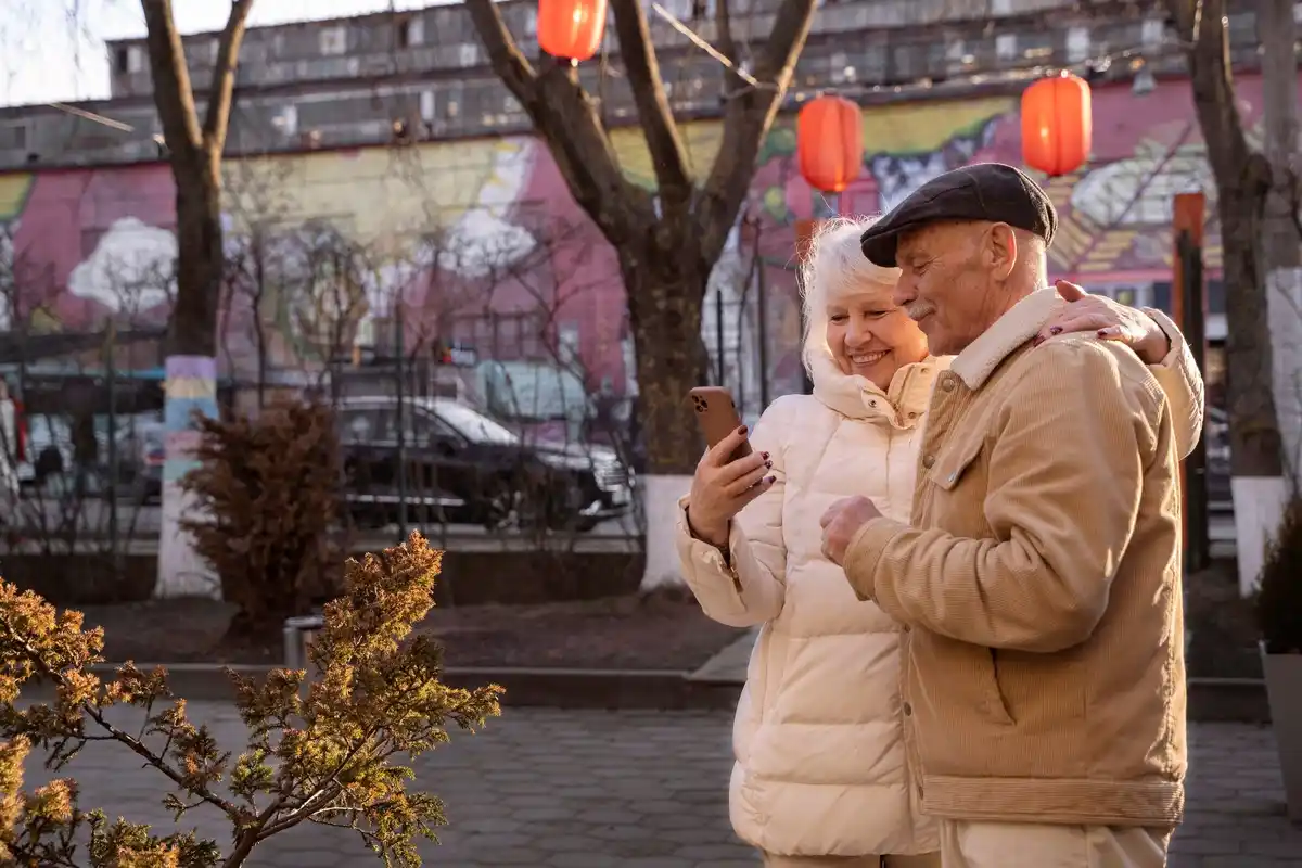 elderly couple using smartphone tiktok netherlands