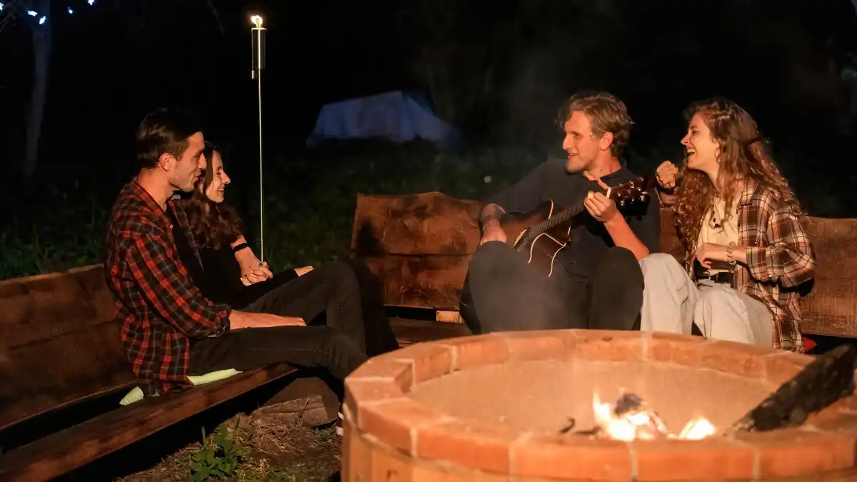 people watching stars in Dutch countryside without telescope