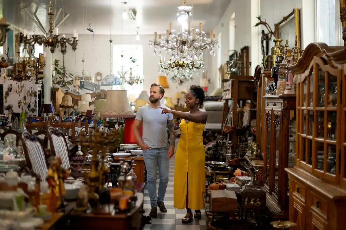 dutch flea market antique treasure hunter