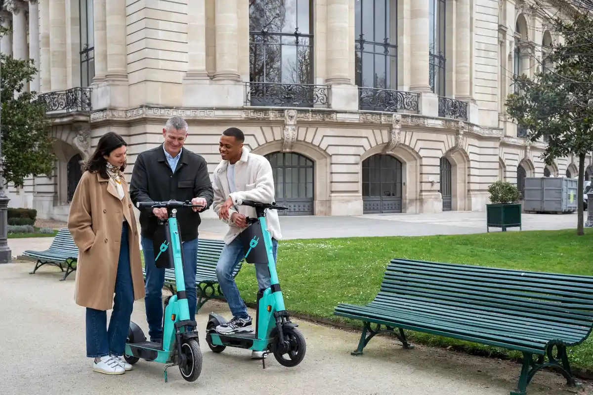 Dutch delivery robot on city street