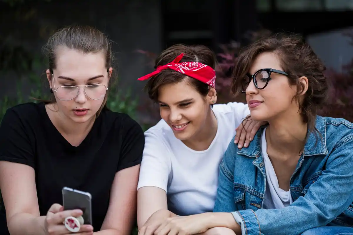 Dutch teens using old mobile phone