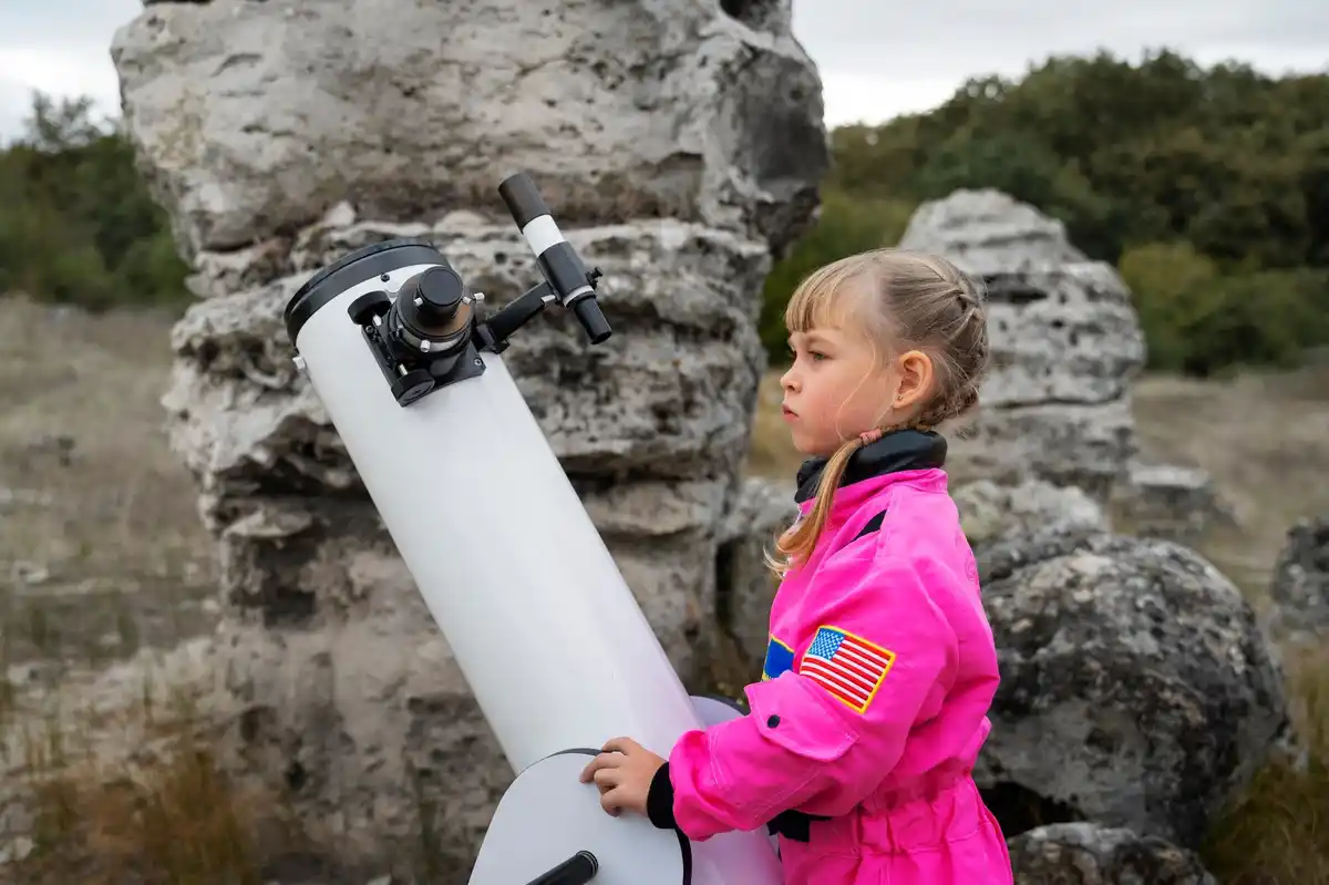amateur astronomer discovering planet from home Netherlands