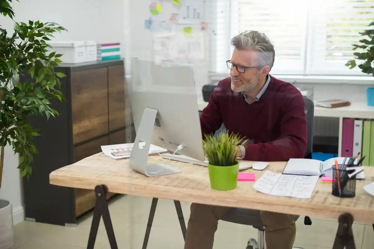Dutch office worker using AI productivity tools