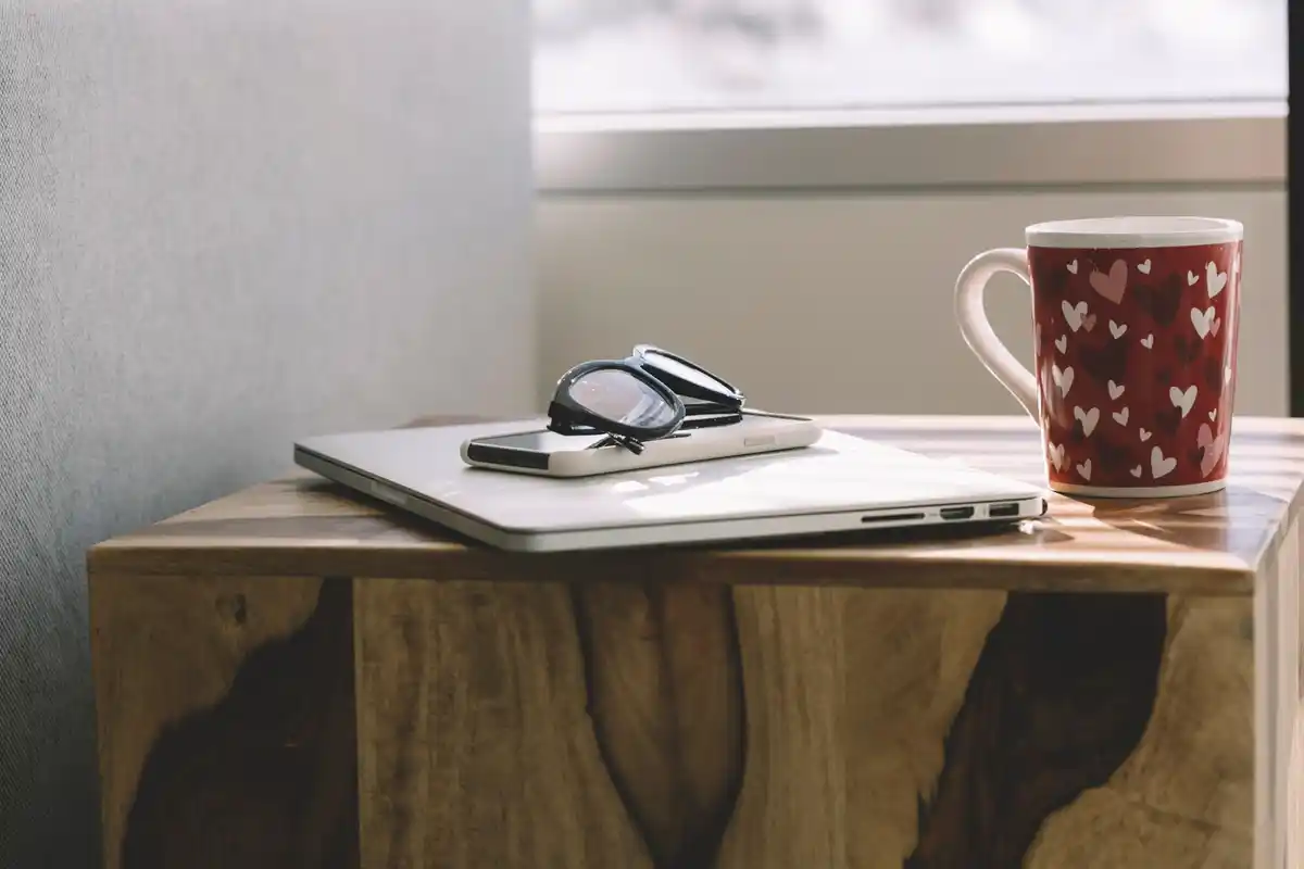 Dutch workspace desk, lemon water, laptop, book, minimalistisch