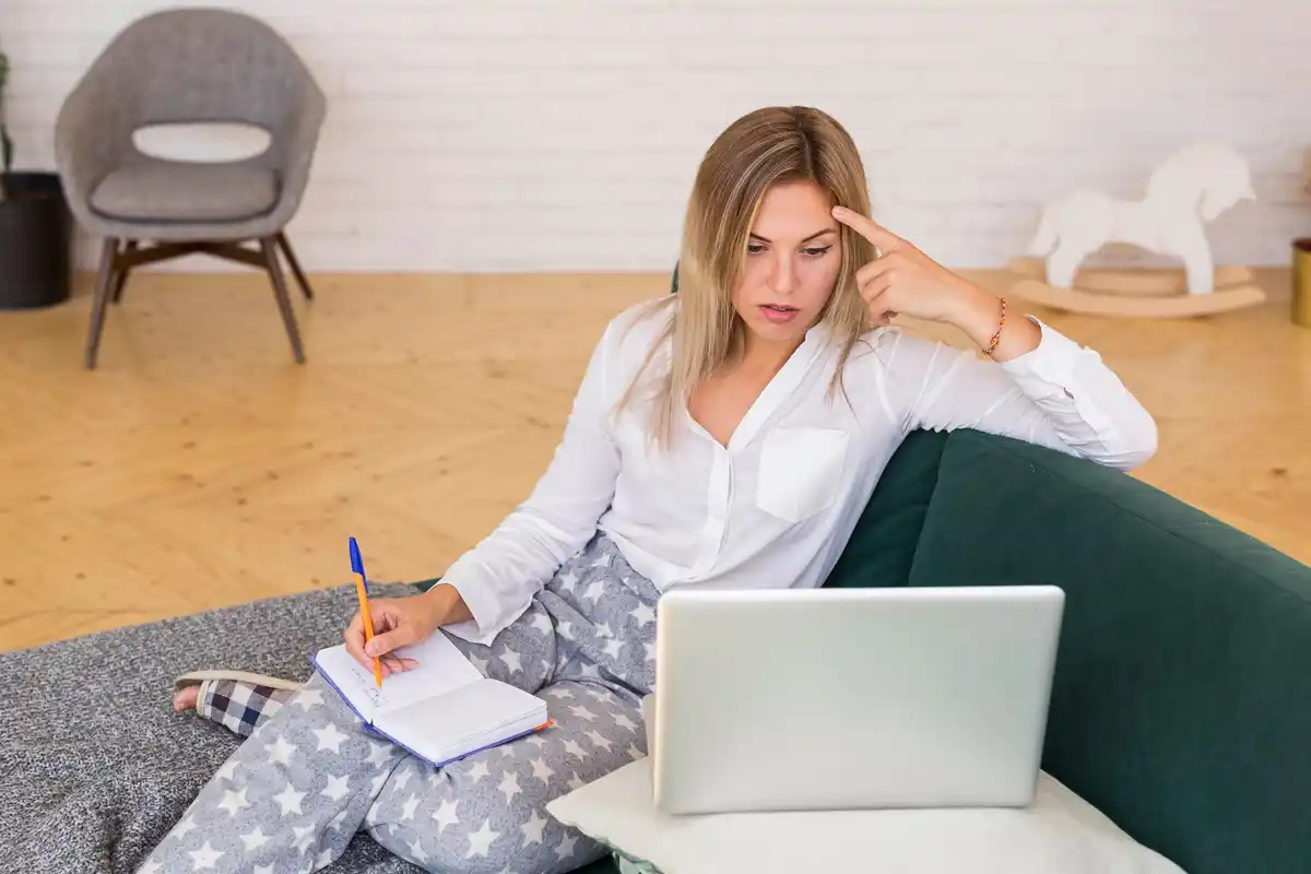 woman confused memory loss at home dutch