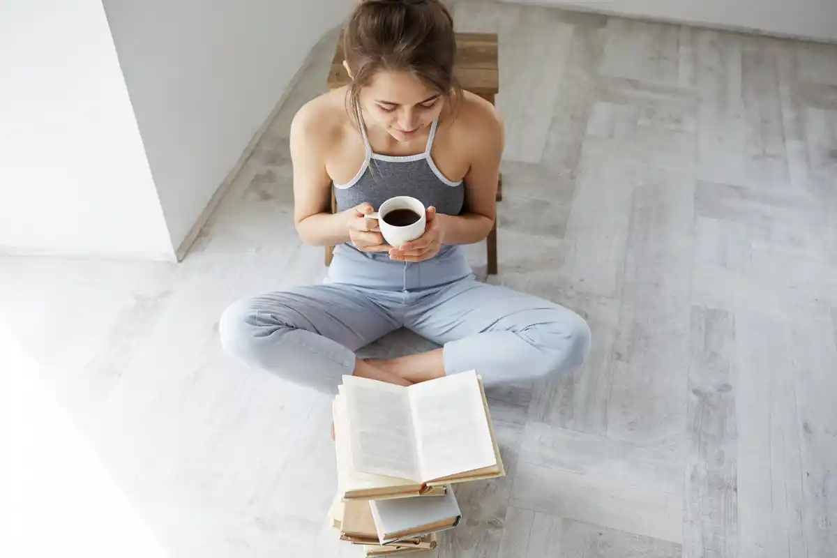 vrouw leest bij daglicht overgang gezonde levensstijl