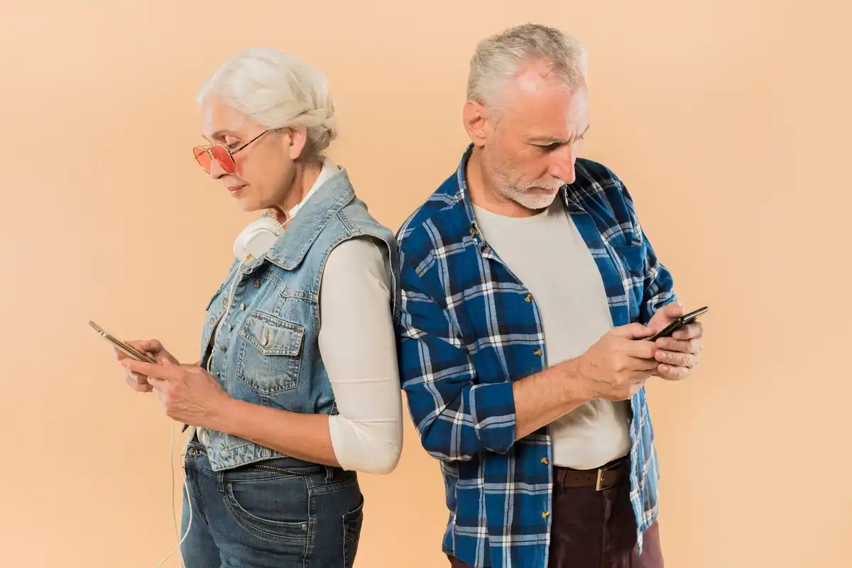 elderly Dutch people using classic mobile phones