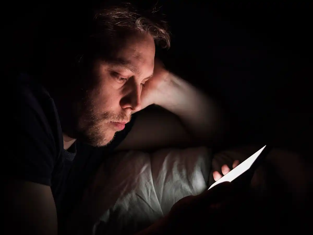 blue light insomnia researcher phone screen late night
