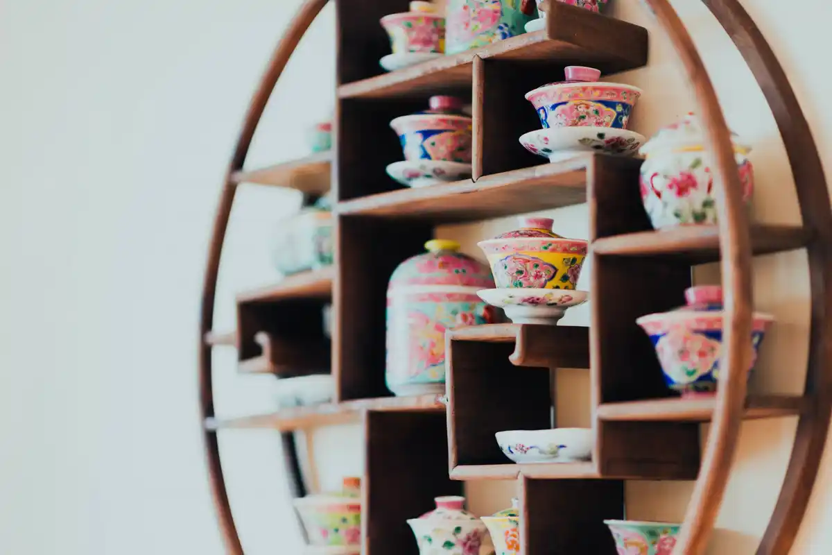 antique delftware pottery market netherlands