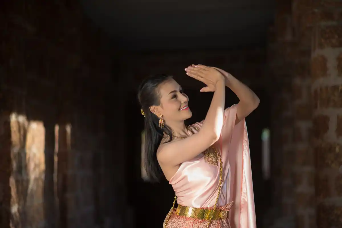 thailand respect tradition head touch