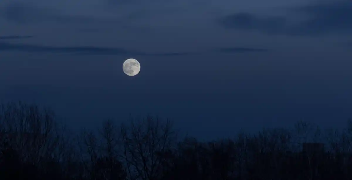 full moon bedroom Dutch night