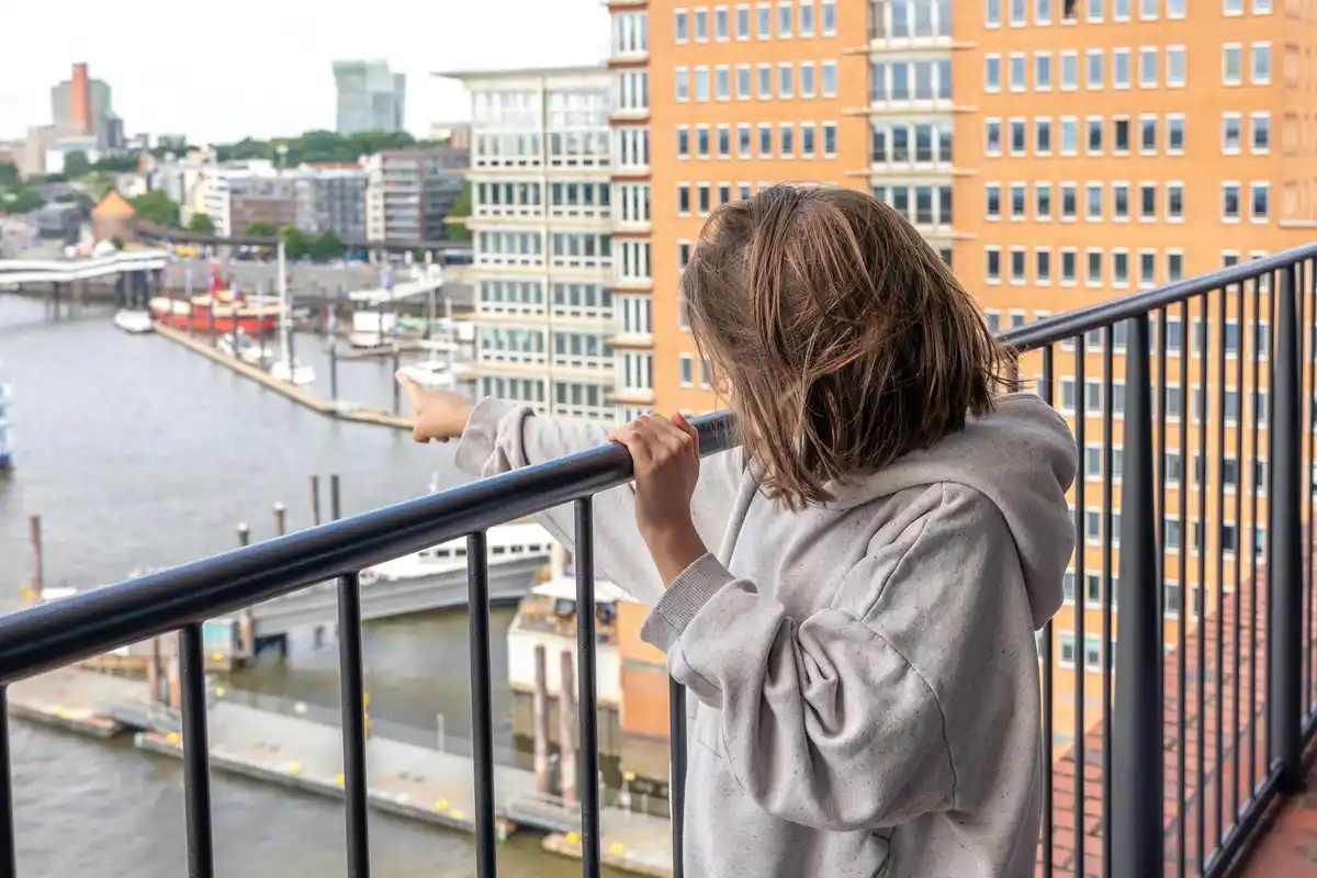 expats shocked Dutch open windows culture