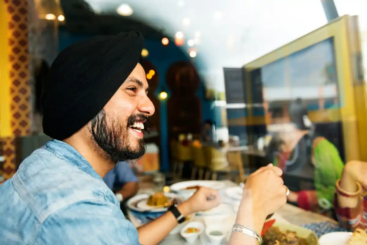 eating with left hand in india