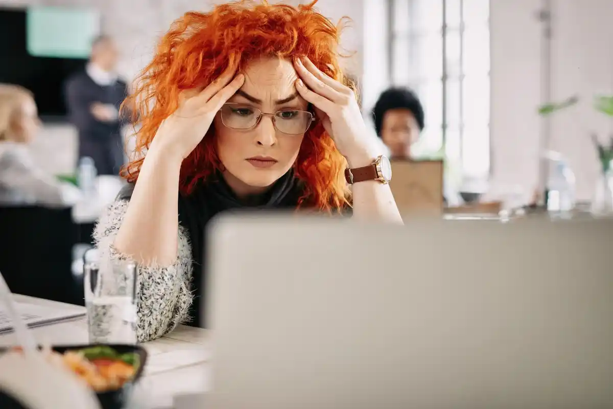 People discussing stress at work, Dutch office, headaches, laptops