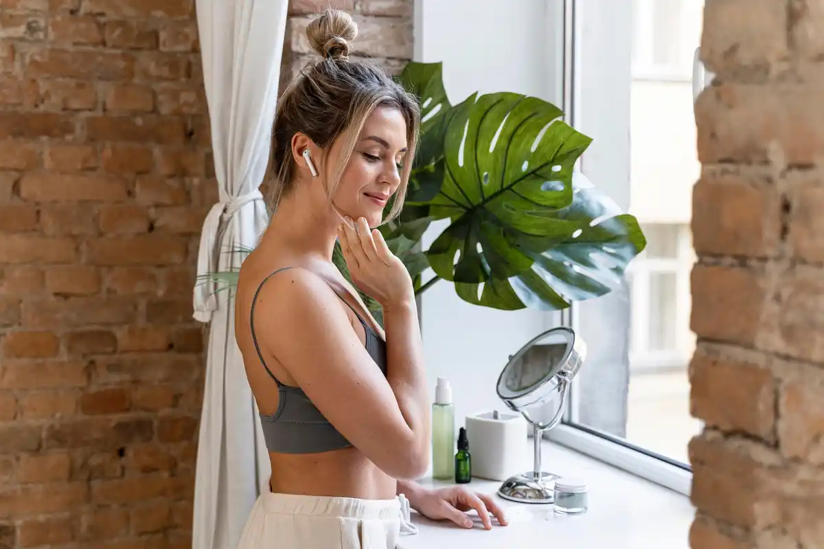 dutch woman using sunscreen daily morning routine