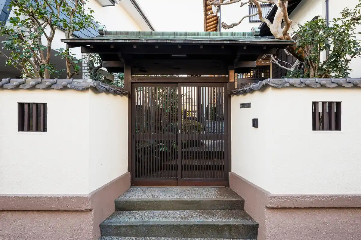 Japanese shoe removal tradition home entrance
