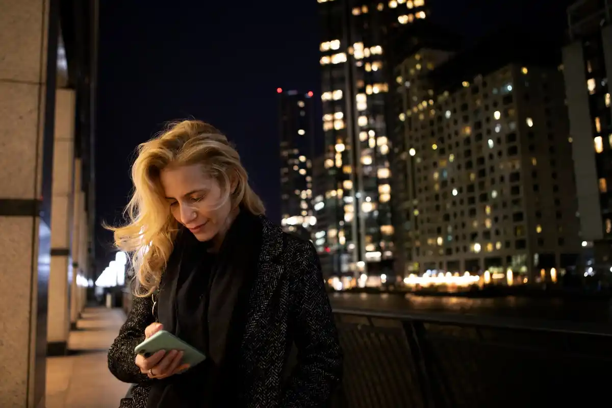 dutch person using smartphone to look for ufos at night