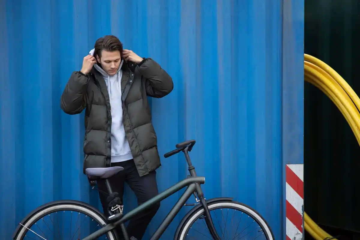 Dutch commuter cyclist rain smart tech