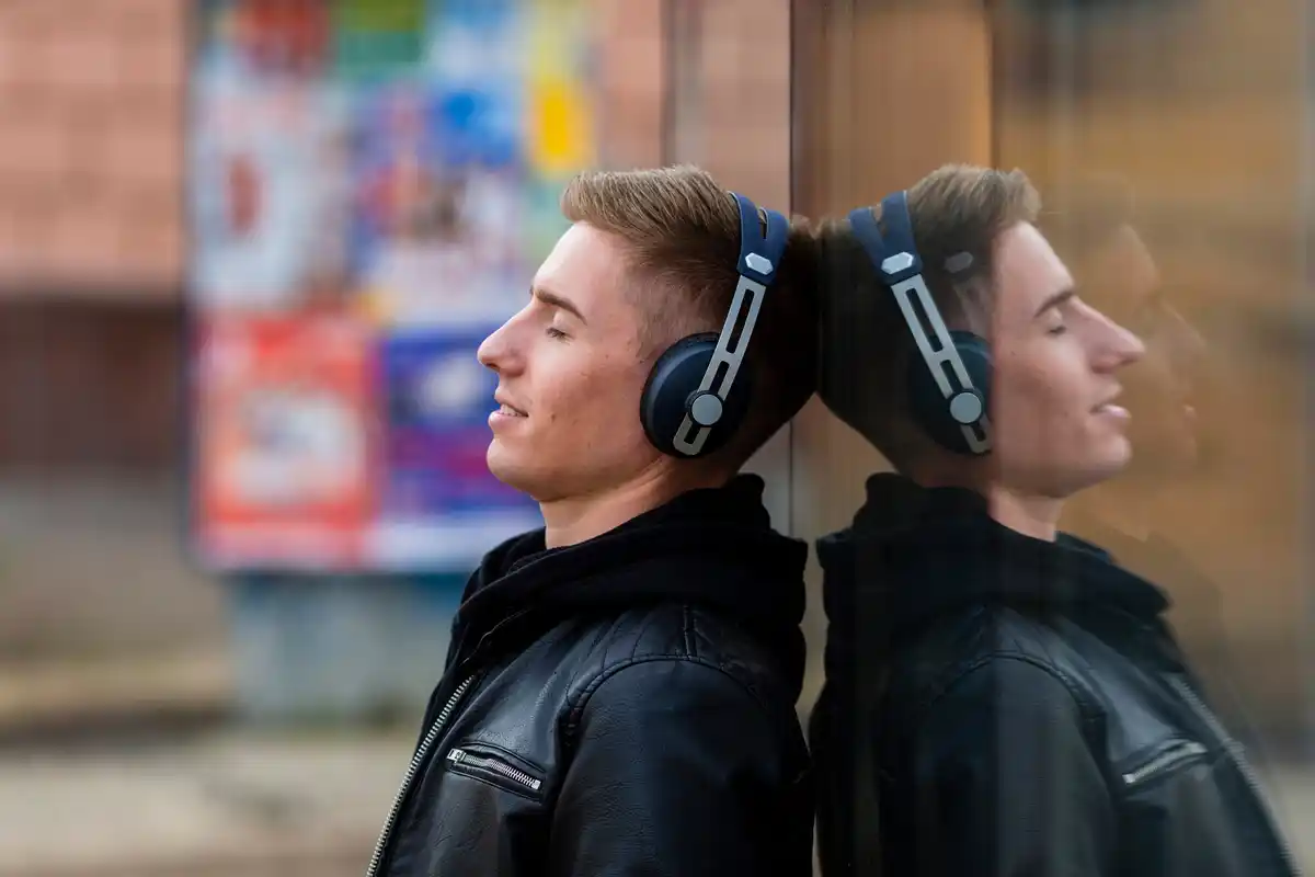 Dutch street style headphones trend 2024