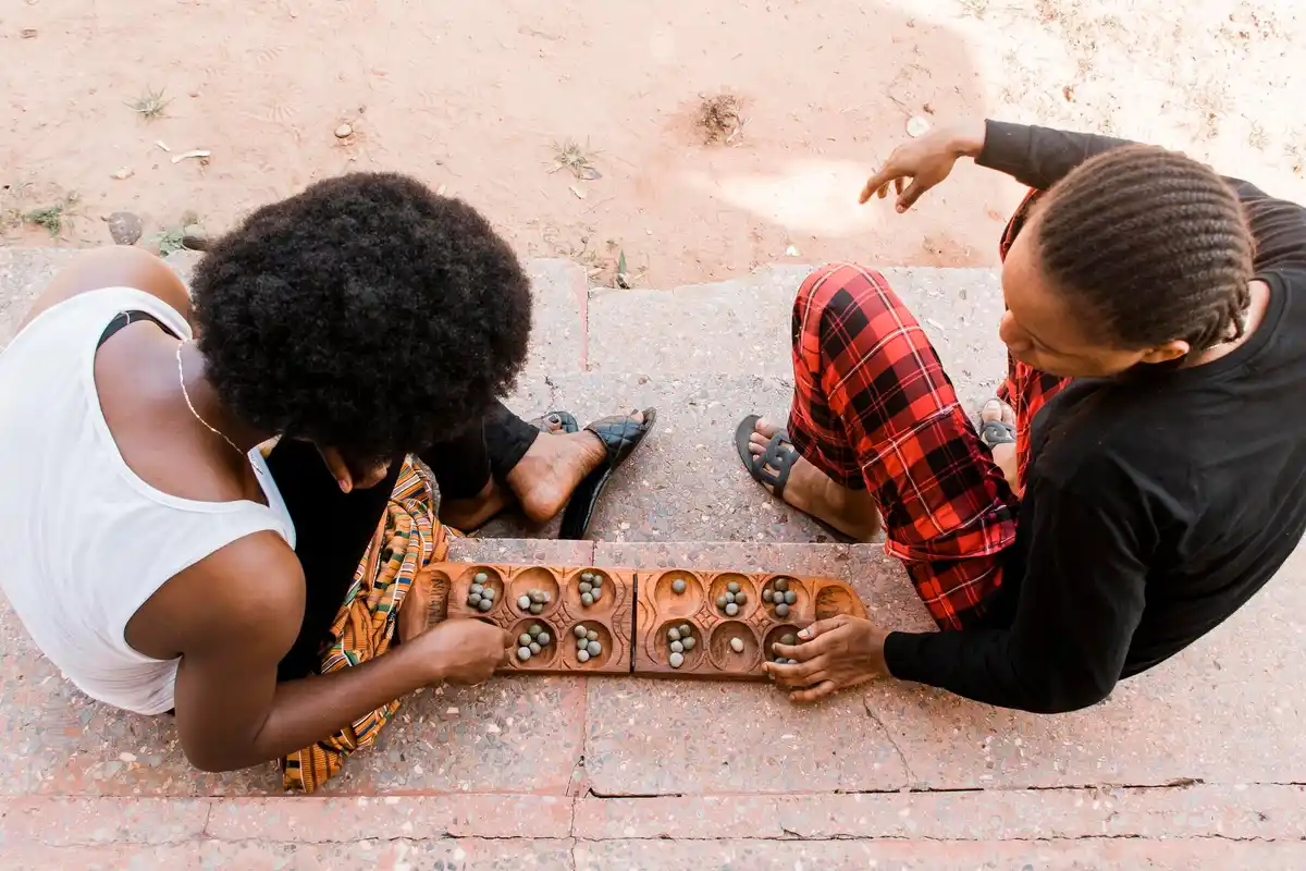 Afrikaanse mensen delen een moment rond kampvuur stressvermindering