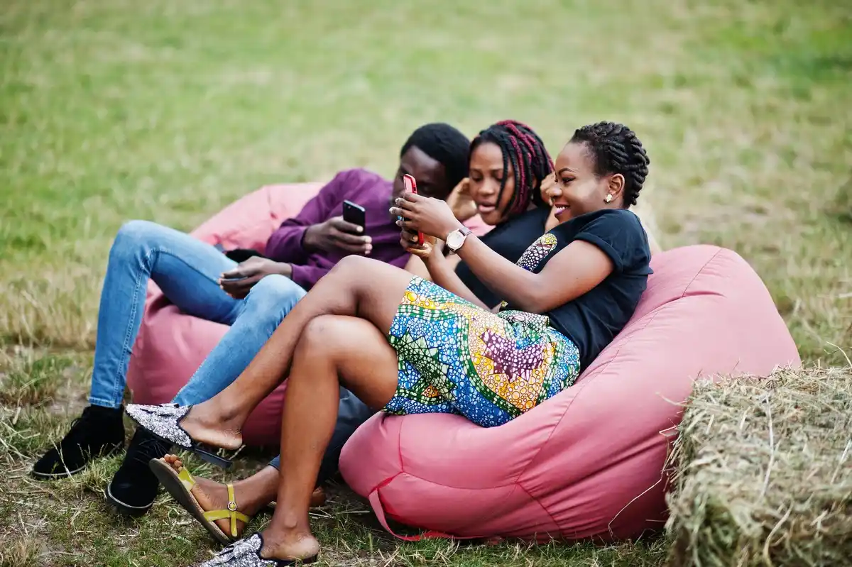 Afrikaanse familie samen buiten ontspannen stressvrij