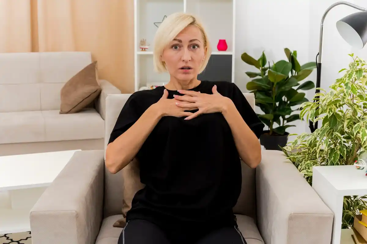 woman with sore throat in dutch home environment