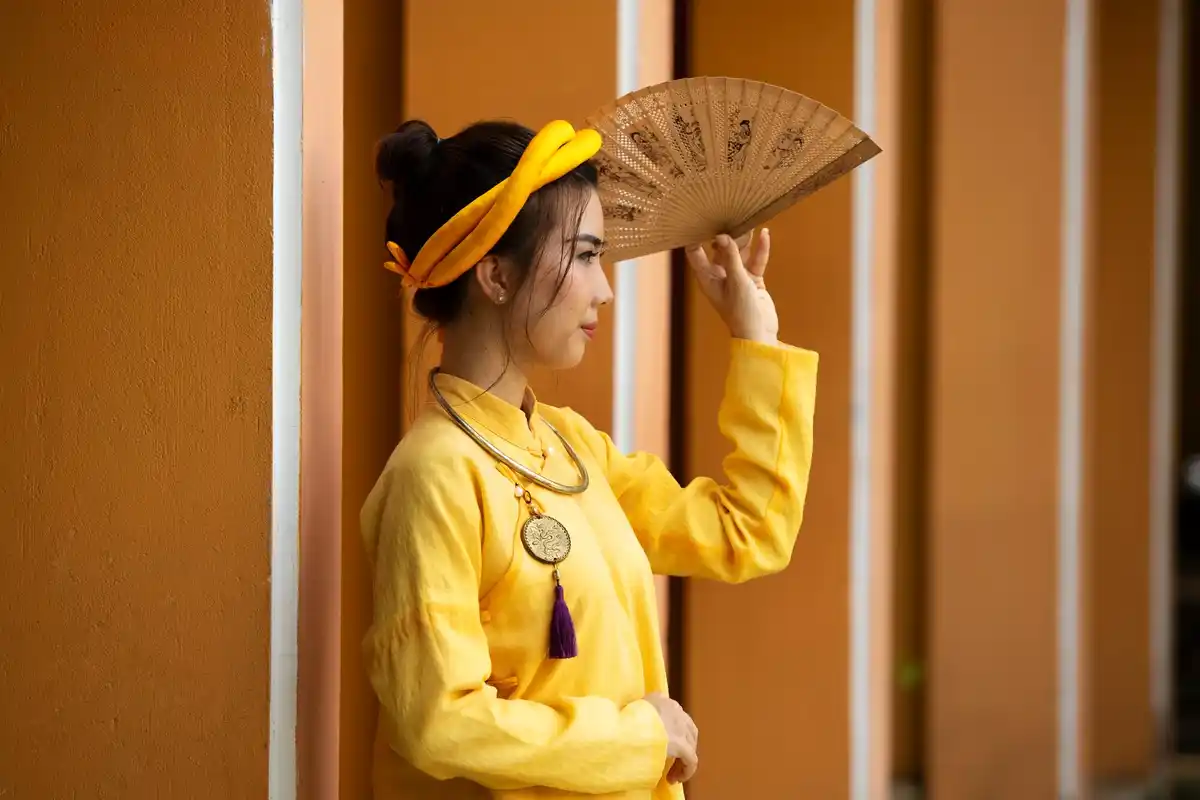 awkward greeting Asian culture tourist