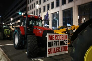 Actiegroepen en boeren blokkeren wegen in Brussel uit protest tegen handelsverdrag met Zuid-Amerika