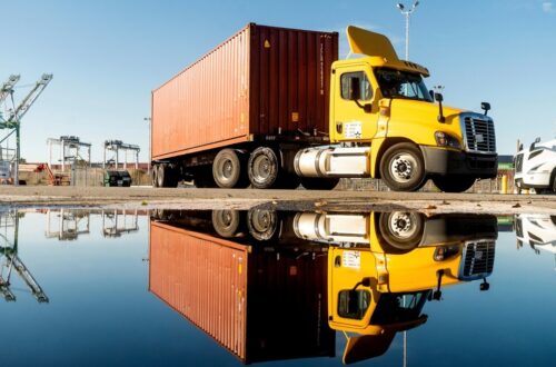 California stelt uitgifte van 17.000 commerciële rijbewijzen uit na rechtszaak van migranten