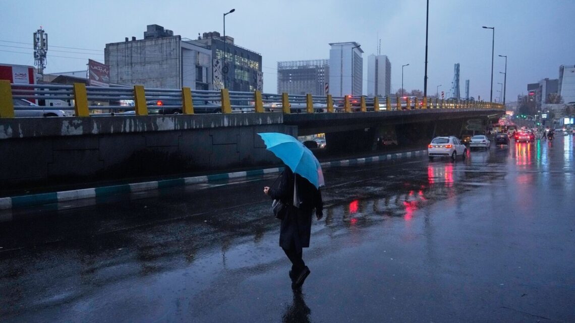 De eerste regenval van de herfst in Teheran: slechts een klein beginsel in een uitgebreide crisis