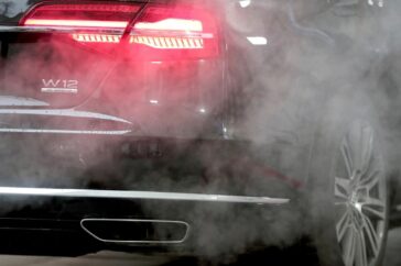 De Europese Unie versoepelt het verbod op verbrandingsauto's vanaf 2035 te midden van industrieel verzet